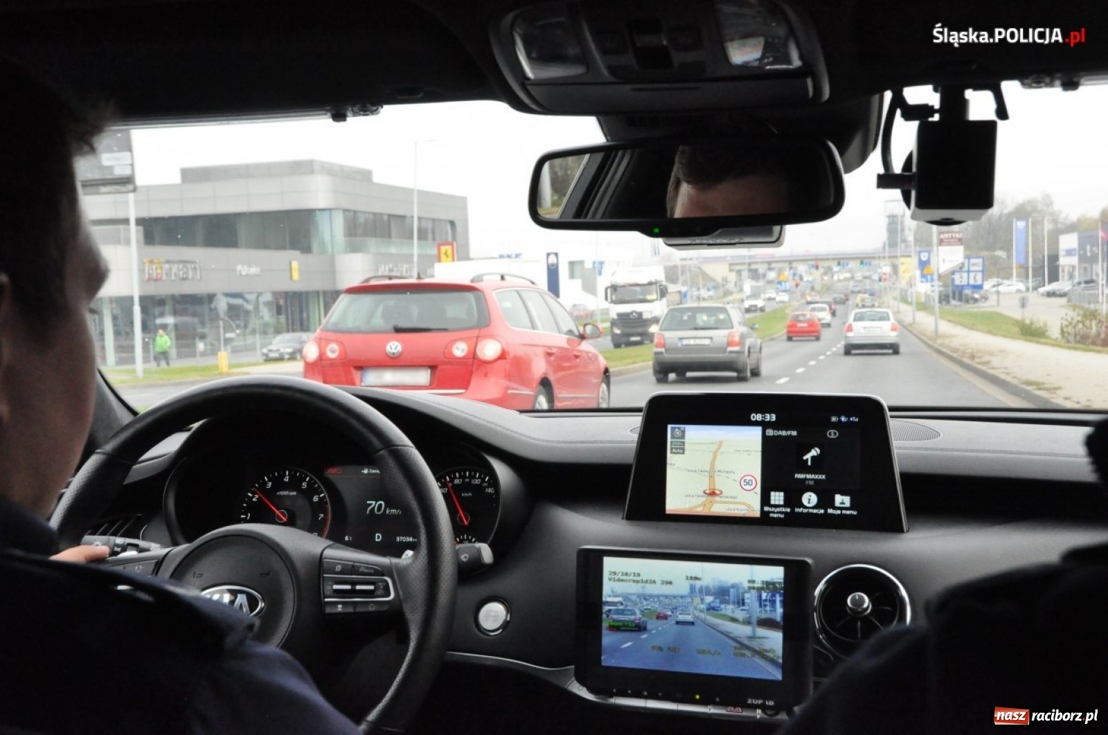 Zdjęcie w galerii na portalu naszraciborz.pl: Policja analizuje filmiki wysyłane przez internatów  wiadomości z regionu