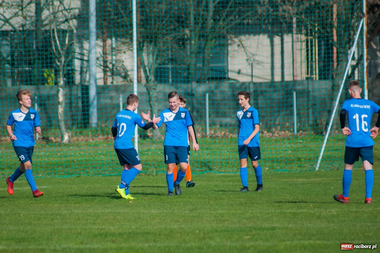 Zdjęcie w galerii na portalu naszraciborz.pl: Trampkarze Unii bezlitośni dla Połomi [FOTO] wiadomości z regionu