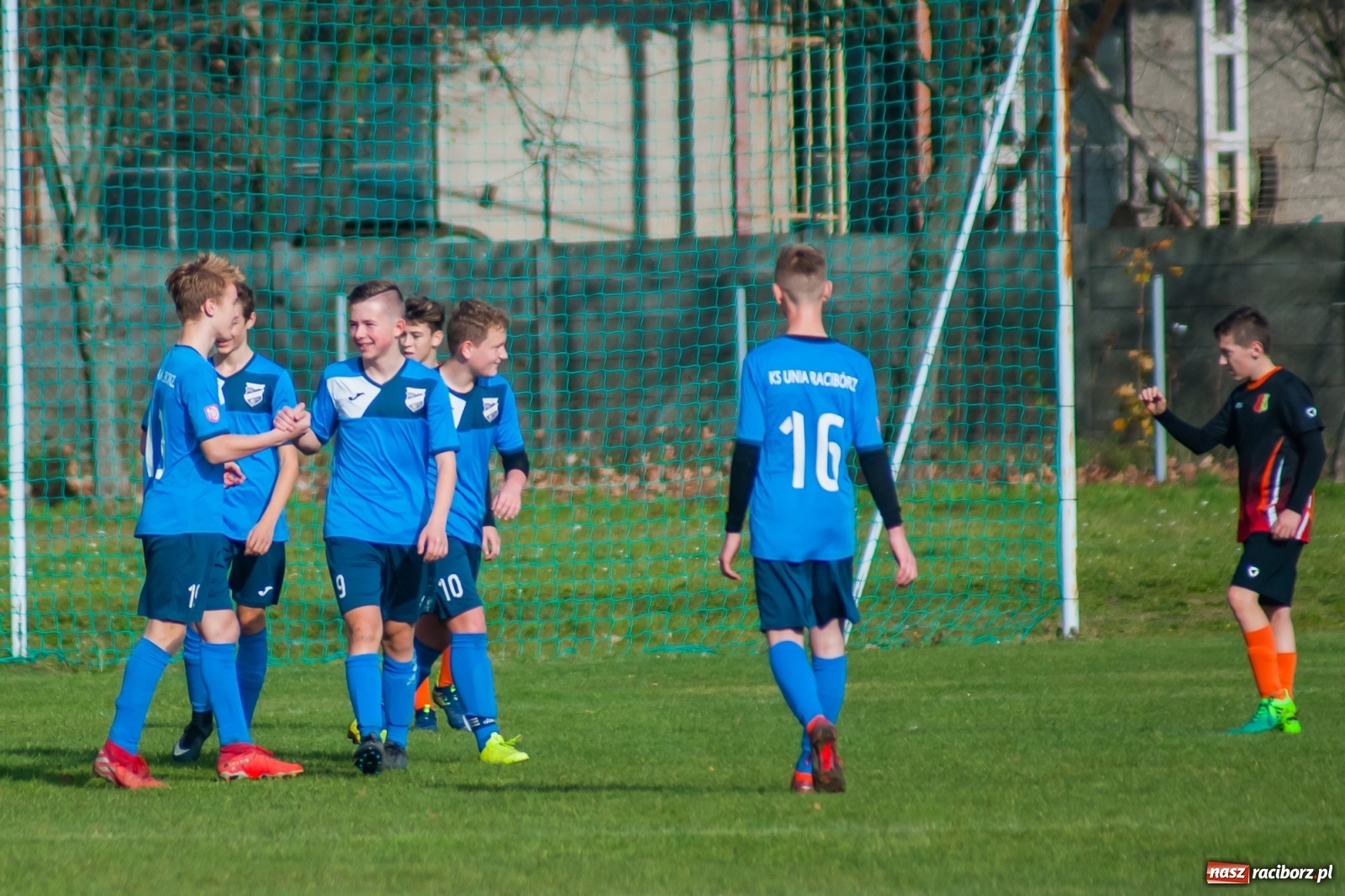 Zdjęcie w galerii na portalu naszraciborz.pl: Trampkarze Unii bezlitośni dla Połomi [FOTO] wiadomości z regionu