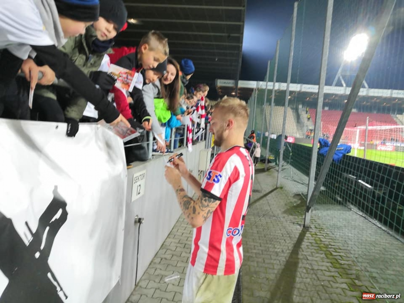 Zdjęcie w galerii na portalu naszraciborz.pl: Młodzi piłkarze LKS Tworków w dziecięcej eskorcie w Krakowie wiadomości z regionu