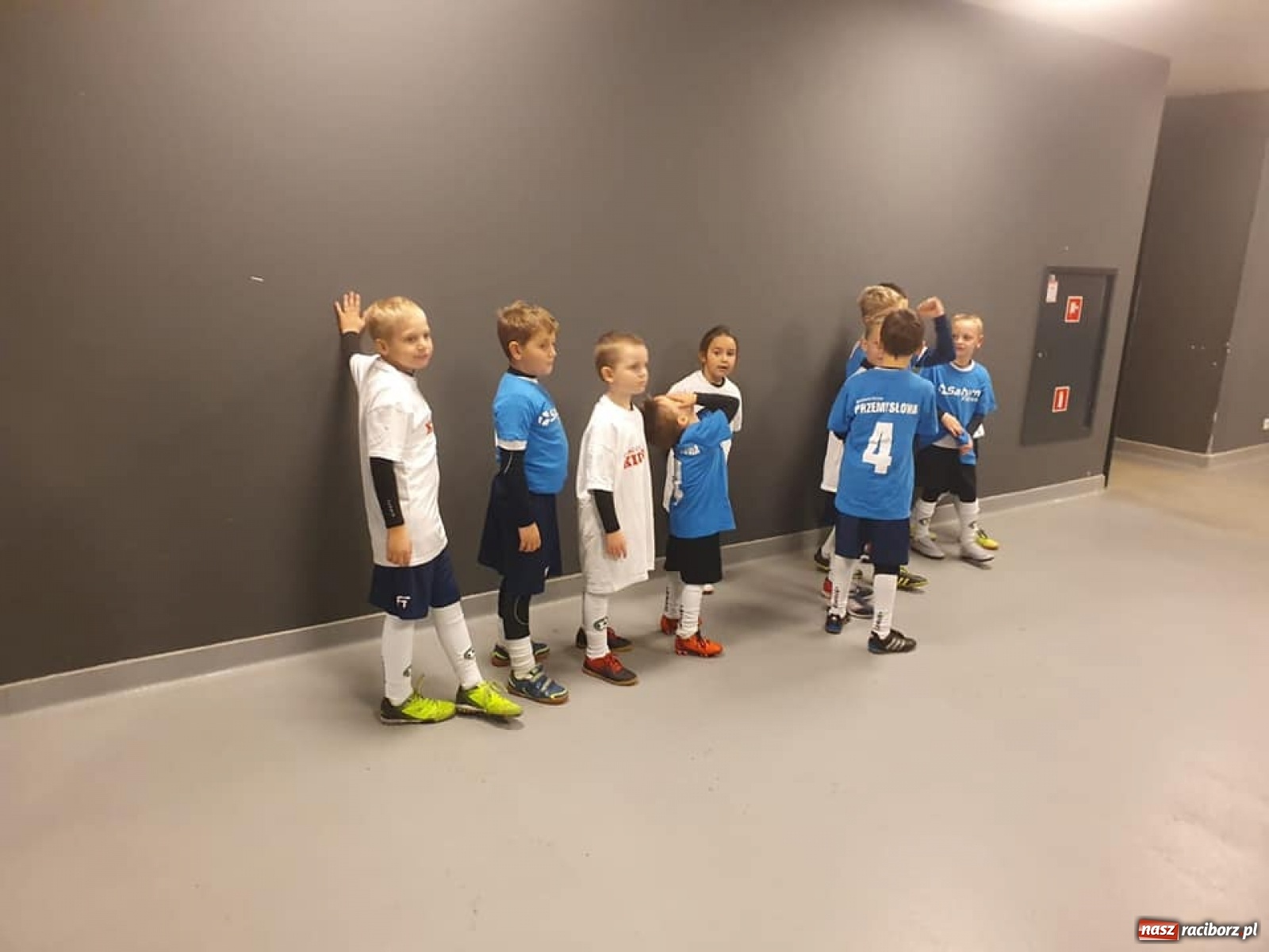 Zdjęcie w galerii na portalu naszraciborz.pl: Młodzi piłkarze LKS Tworków w dziecięcej eskorcie w Krakowie wiadomości z regionu