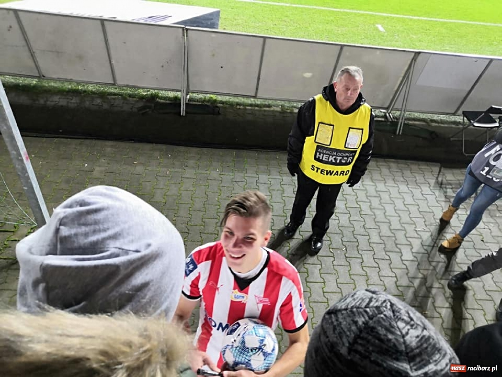 Zdjęcie w galerii na portalu naszraciborz.pl: Młodzi piłkarze LKS Tworków w dziecięcej eskorcie w Krakowie wiadomości z regionu