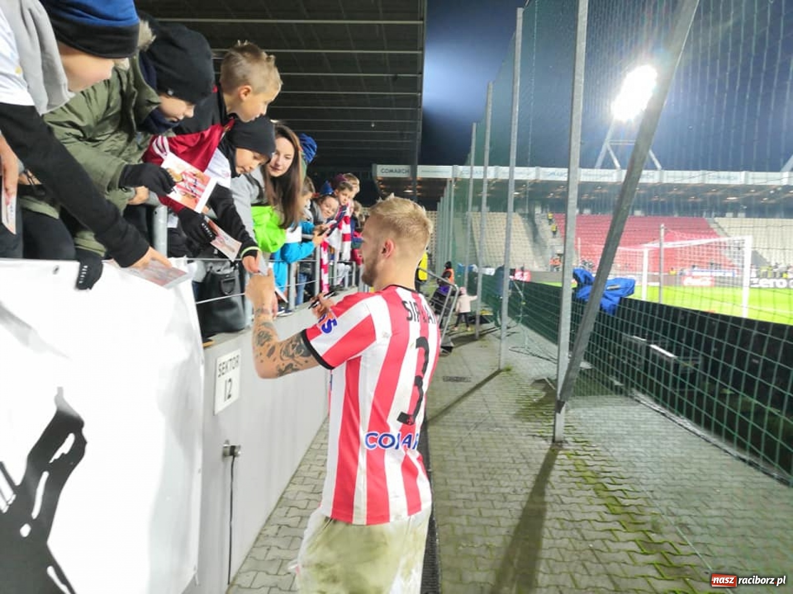 Zdjęcie w galerii na portalu naszraciborz.pl: Młodzi piłkarze LKS Tworków w dziecięcej eskorcie w Krakowie wiadomości z regionu