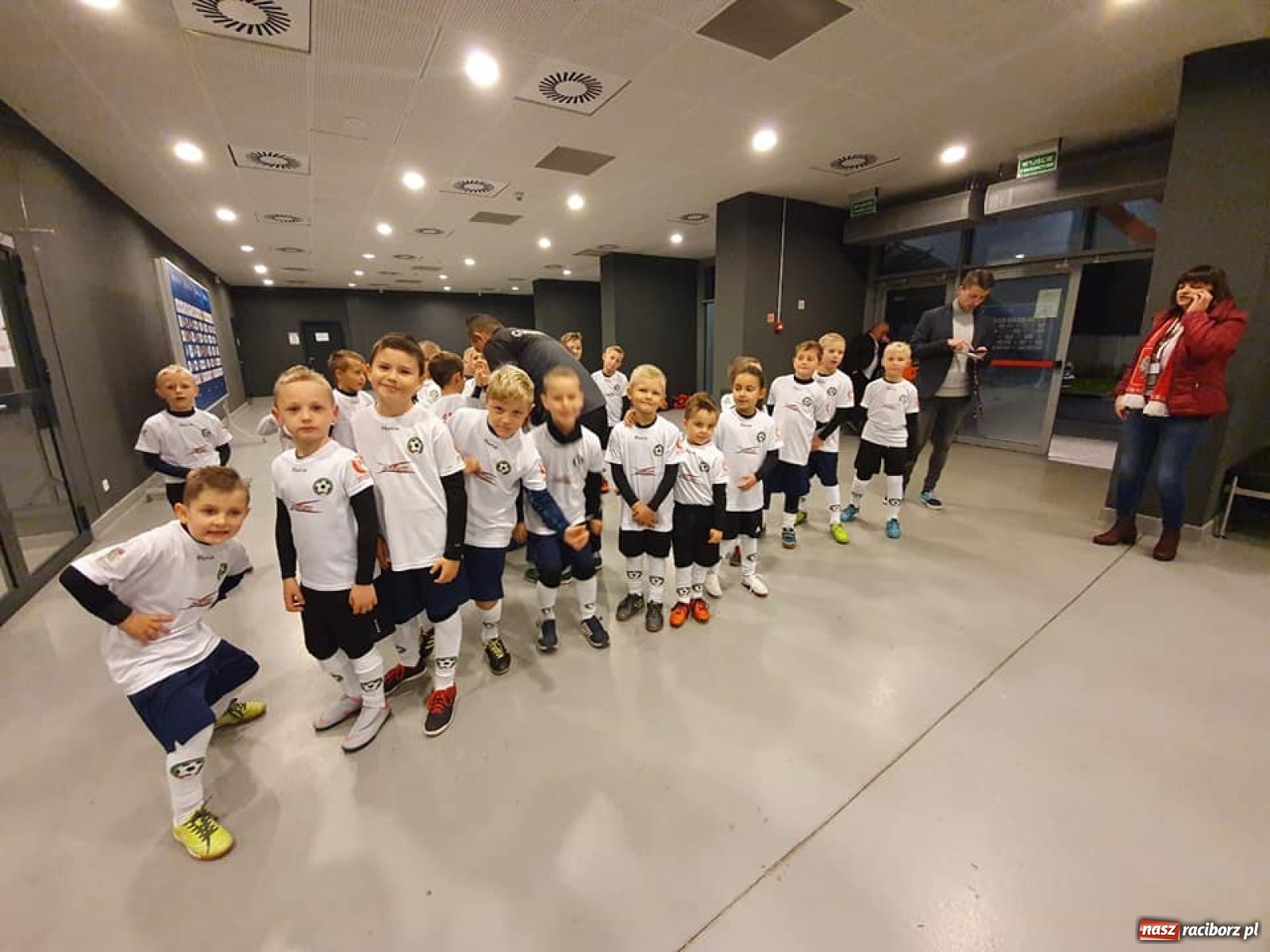 Zdjęcie w galerii na portalu naszraciborz.pl: Młodzi piłkarze LKS Tworków w dziecięcej eskorcie w Krakowie wiadomości z regionu