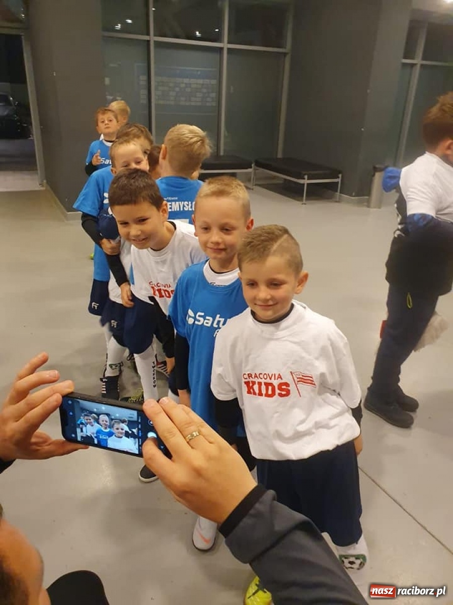 Zdjęcie w galerii na portalu naszraciborz.pl: Młodzi piłkarze LKS Tworków w dziecięcej eskorcie w Krakowie wiadomości z regionu