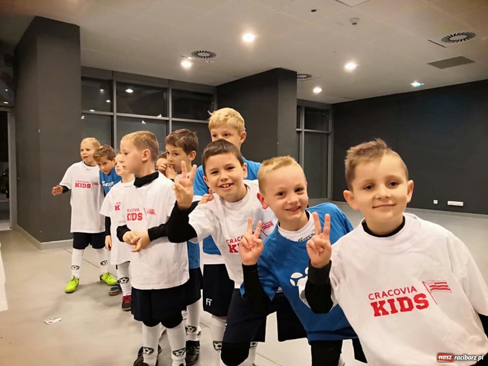 Zdjęcie w galerii na portalu naszraciborz.pl: Młodzi piłkarze LKS Tworków w dziecięcej eskorcie w Krakowie wiadomości z regionu