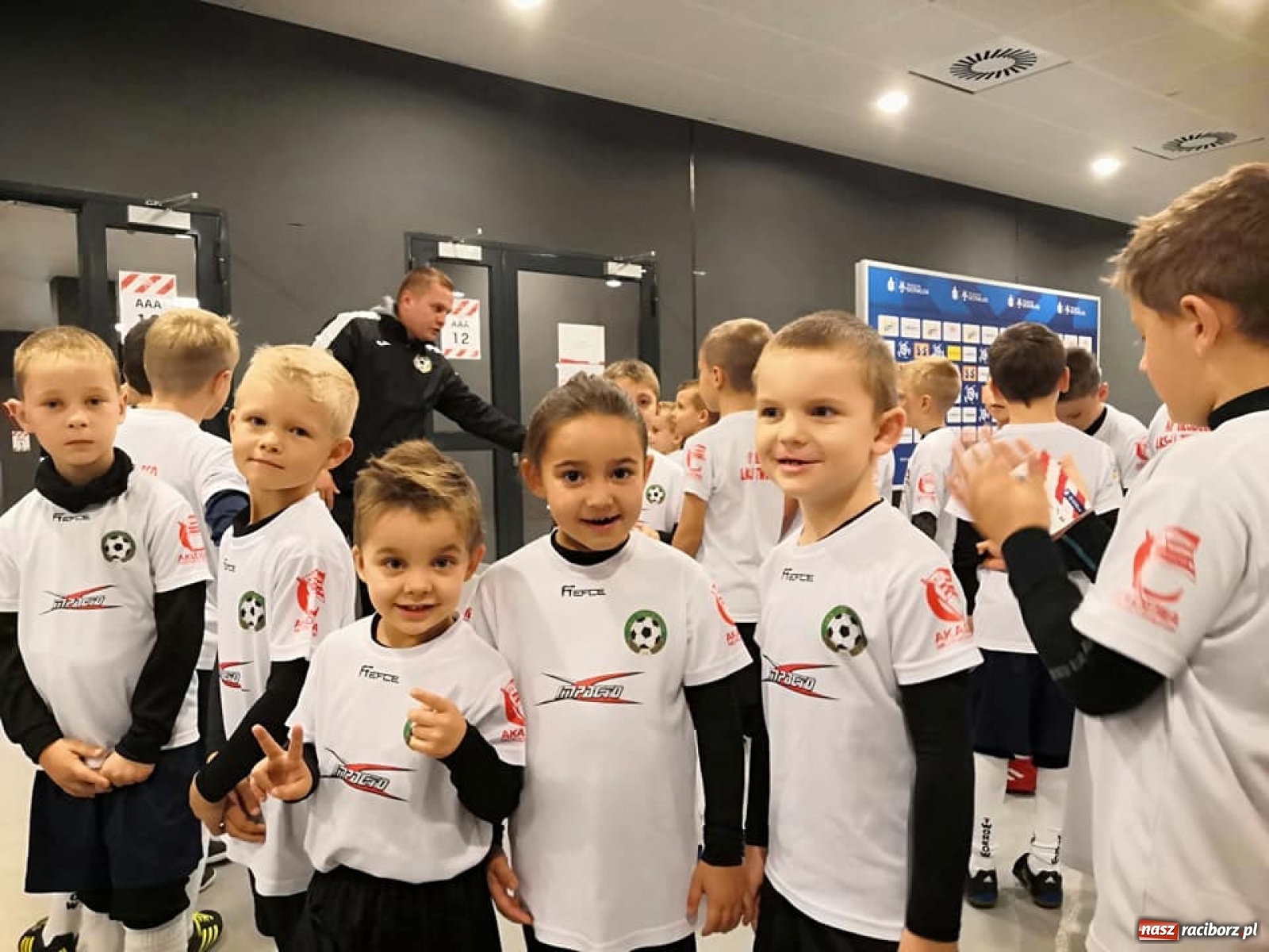 Zdjęcie w galerii na portalu naszraciborz.pl: Młodzi piłkarze LKS Tworków w dziecięcej eskorcie w Krakowie wiadomości z regionu