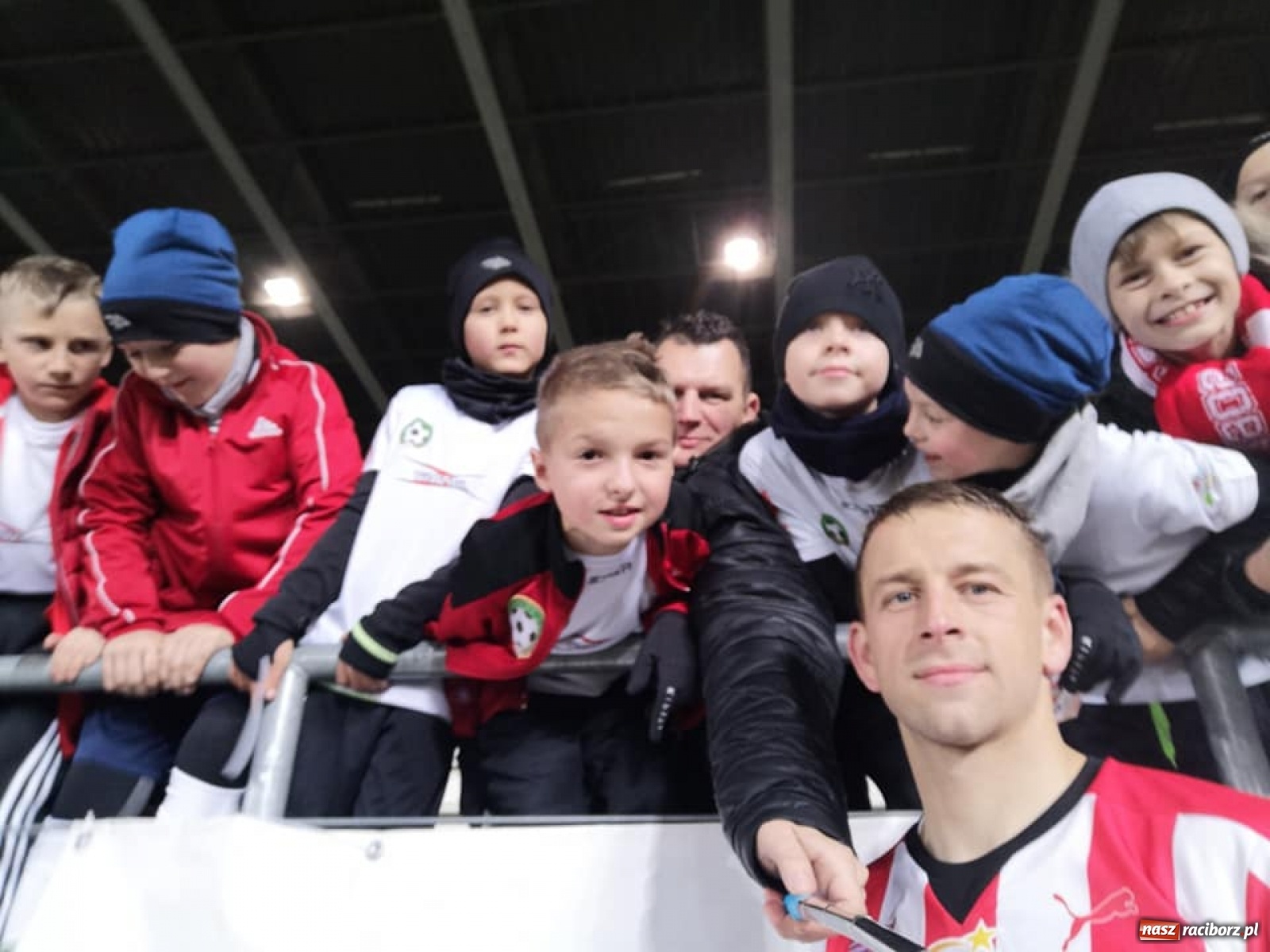 Zdjęcie w galerii na portalu naszraciborz.pl: Młodzi piłkarze LKS Tworków w dziecięcej eskorcie w Krakowie wiadomości z regionu