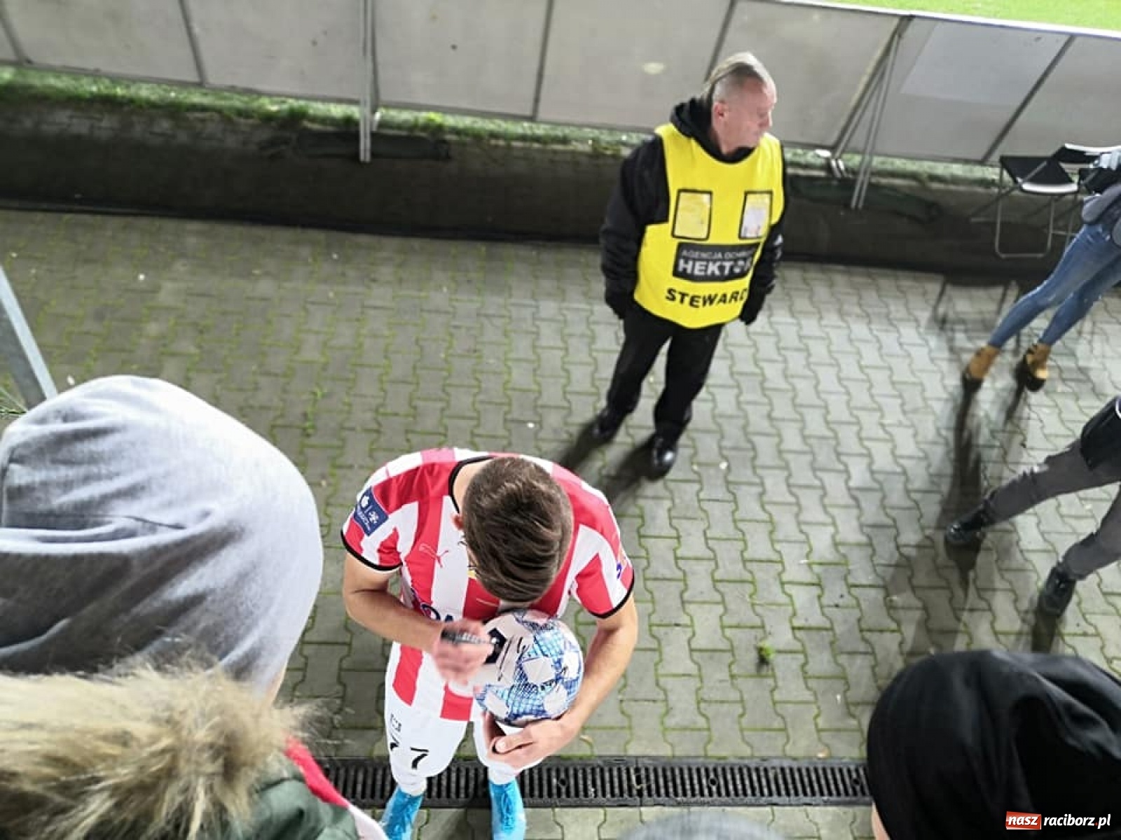 Zdjęcie w galerii na portalu naszraciborz.pl: Młodzi piłkarze LKS Tworków w dziecięcej eskorcie w Krakowie wiadomości z regionu