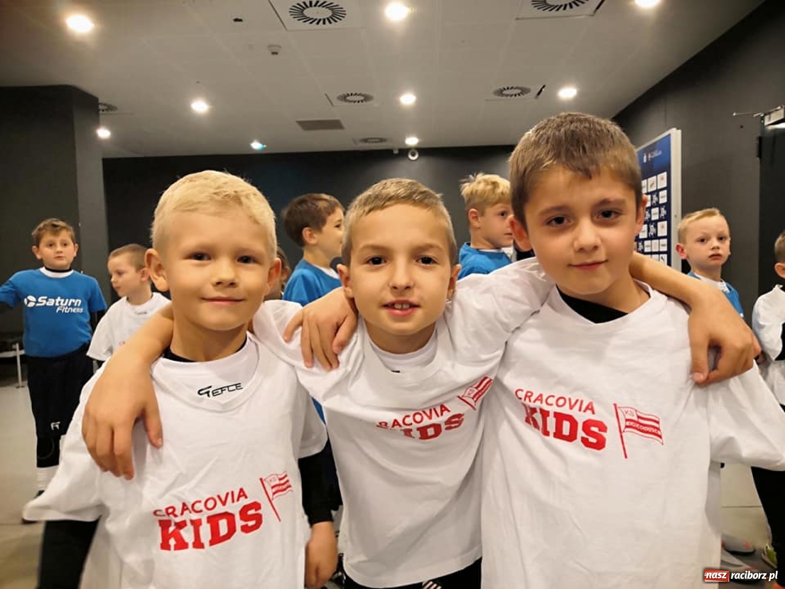 Zdjęcie w galerii na portalu naszraciborz.pl: Młodzi piłkarze LKS Tworków w dziecięcej eskorcie w Krakowie wiadomości z regionu