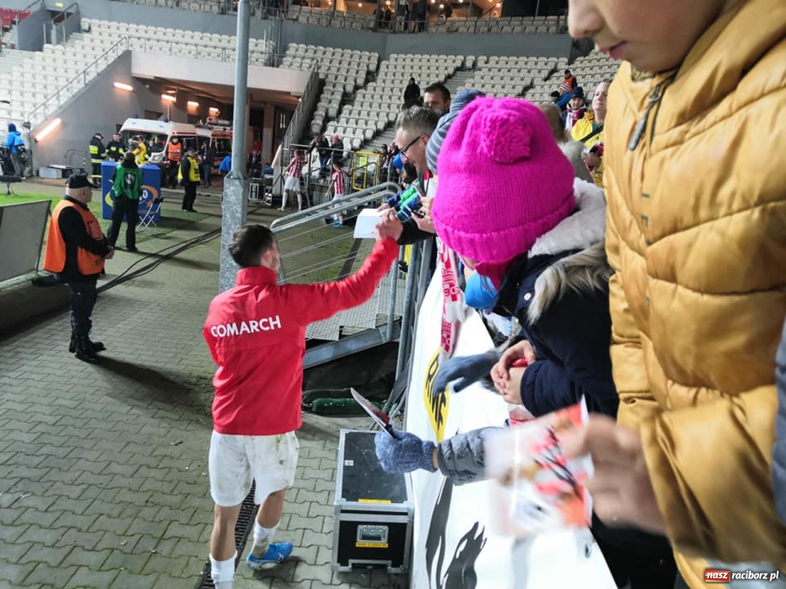 Zdjęcie w galerii na portalu naszraciborz.pl: Młodzi piłkarze LKS Tworków w dziecięcej eskorcie w Krakowie wiadomości z regionu