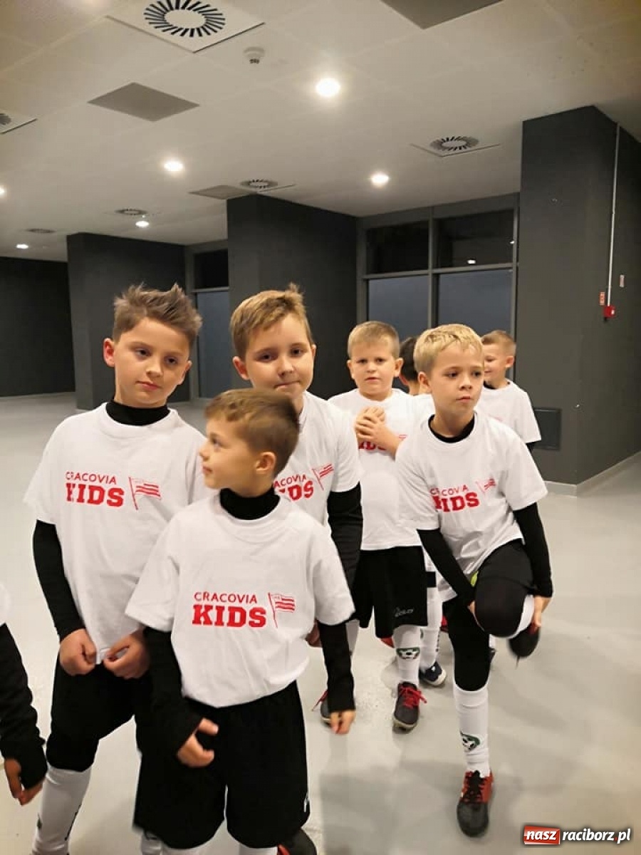 Zdjęcie w galerii na portalu naszraciborz.pl: Młodzi piłkarze LKS Tworków w dziecięcej eskorcie w Krakowie wiadomości z regionu