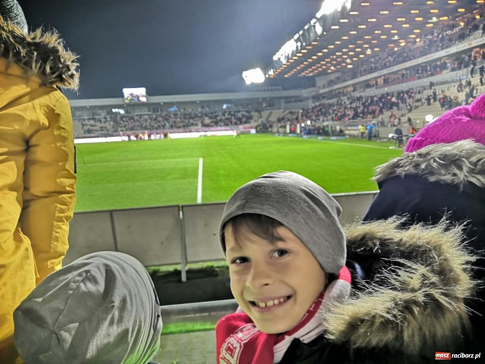 Zdjęcie w galerii na portalu naszraciborz.pl: Młodzi piłkarze LKS Tworków w dziecięcej eskorcie w Krakowie wiadomości z regionu