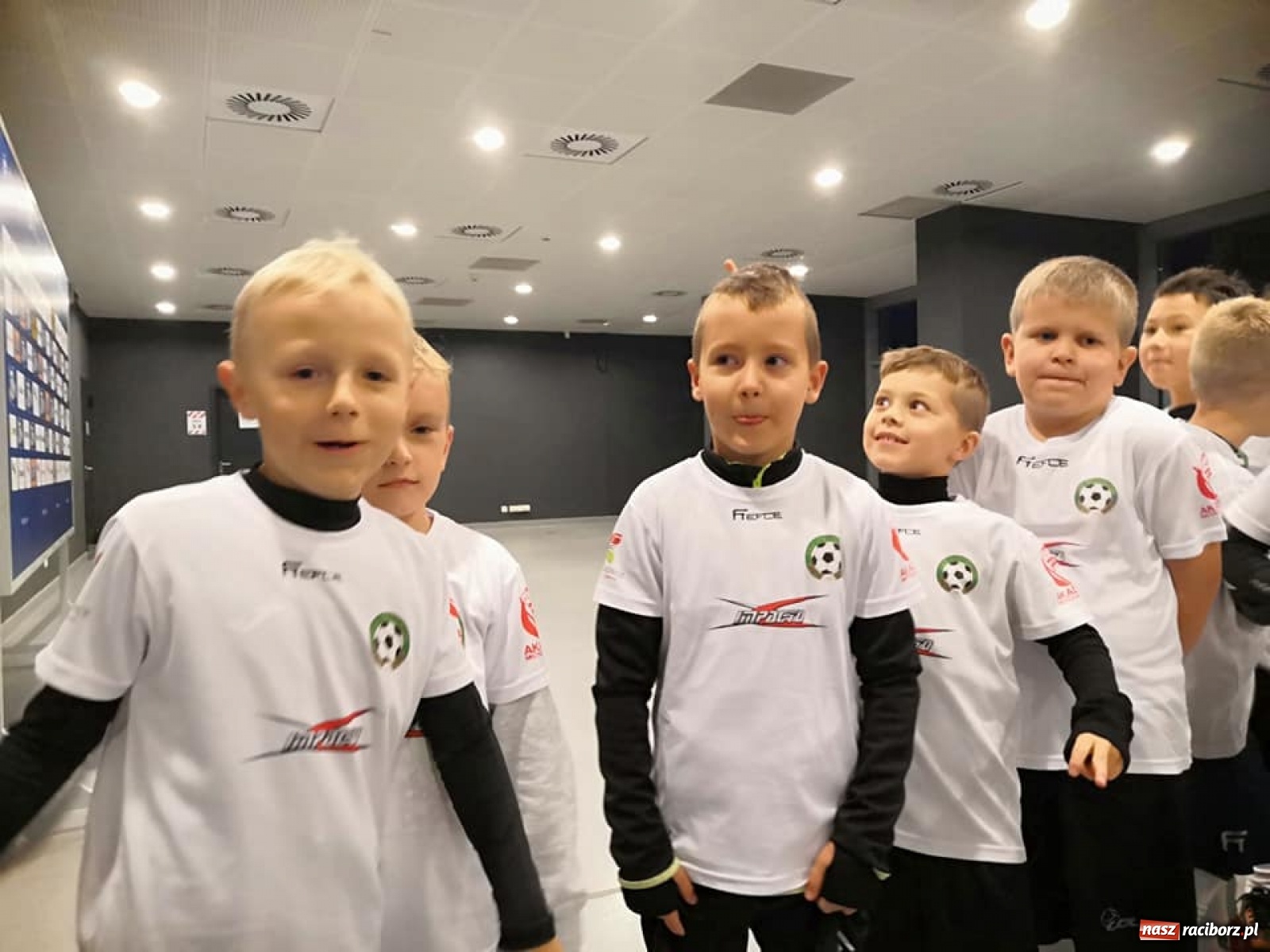 Zdjęcie w galerii na portalu naszraciborz.pl: Młodzi piłkarze LKS Tworków w dziecięcej eskorcie w Krakowie wiadomości z regionu