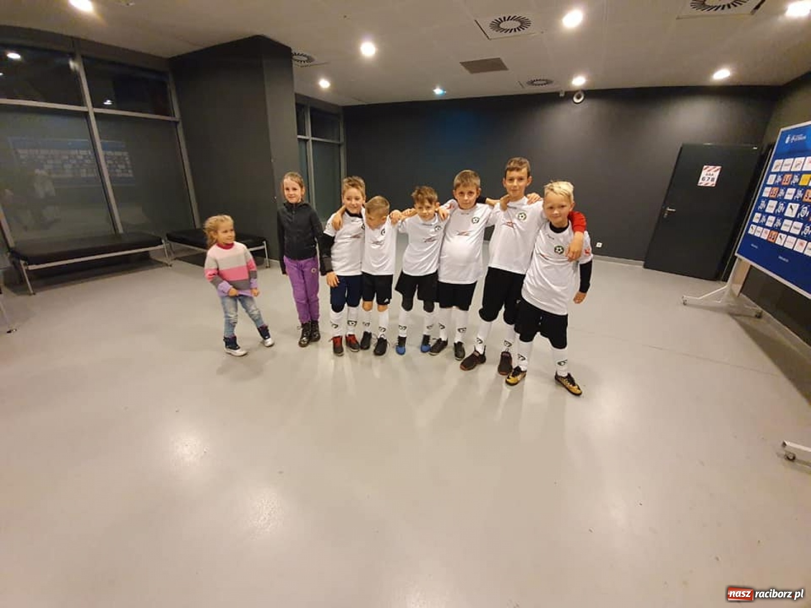 Zdjęcie w galerii na portalu naszraciborz.pl: Młodzi piłkarze LKS Tworków w dziecięcej eskorcie w Krakowie wiadomości z regionu