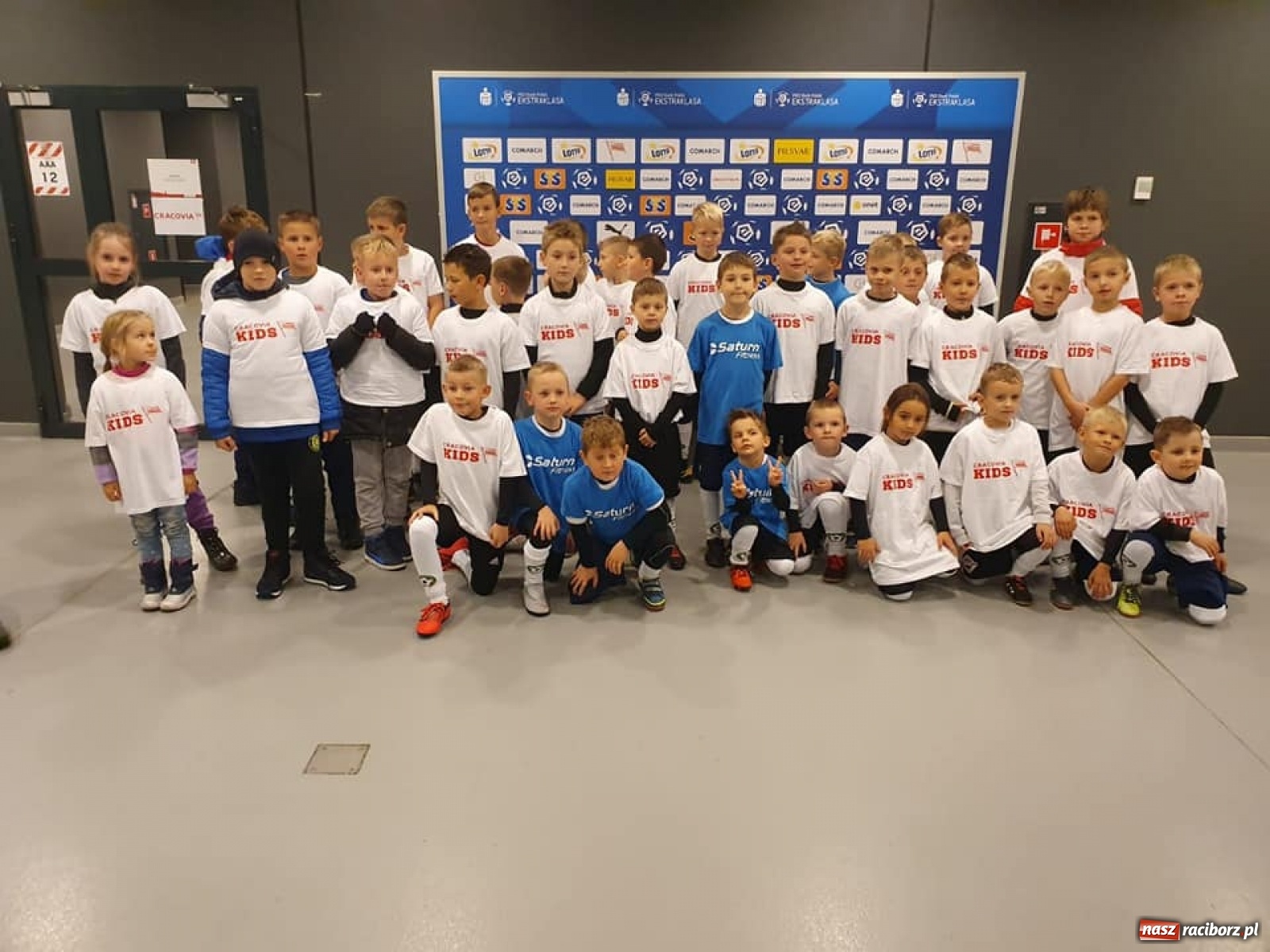 Zdjęcie w galerii na portalu naszraciborz.pl: Młodzi piłkarze LKS Tworków w dziecięcej eskorcie w Krakowie wiadomości z regionu