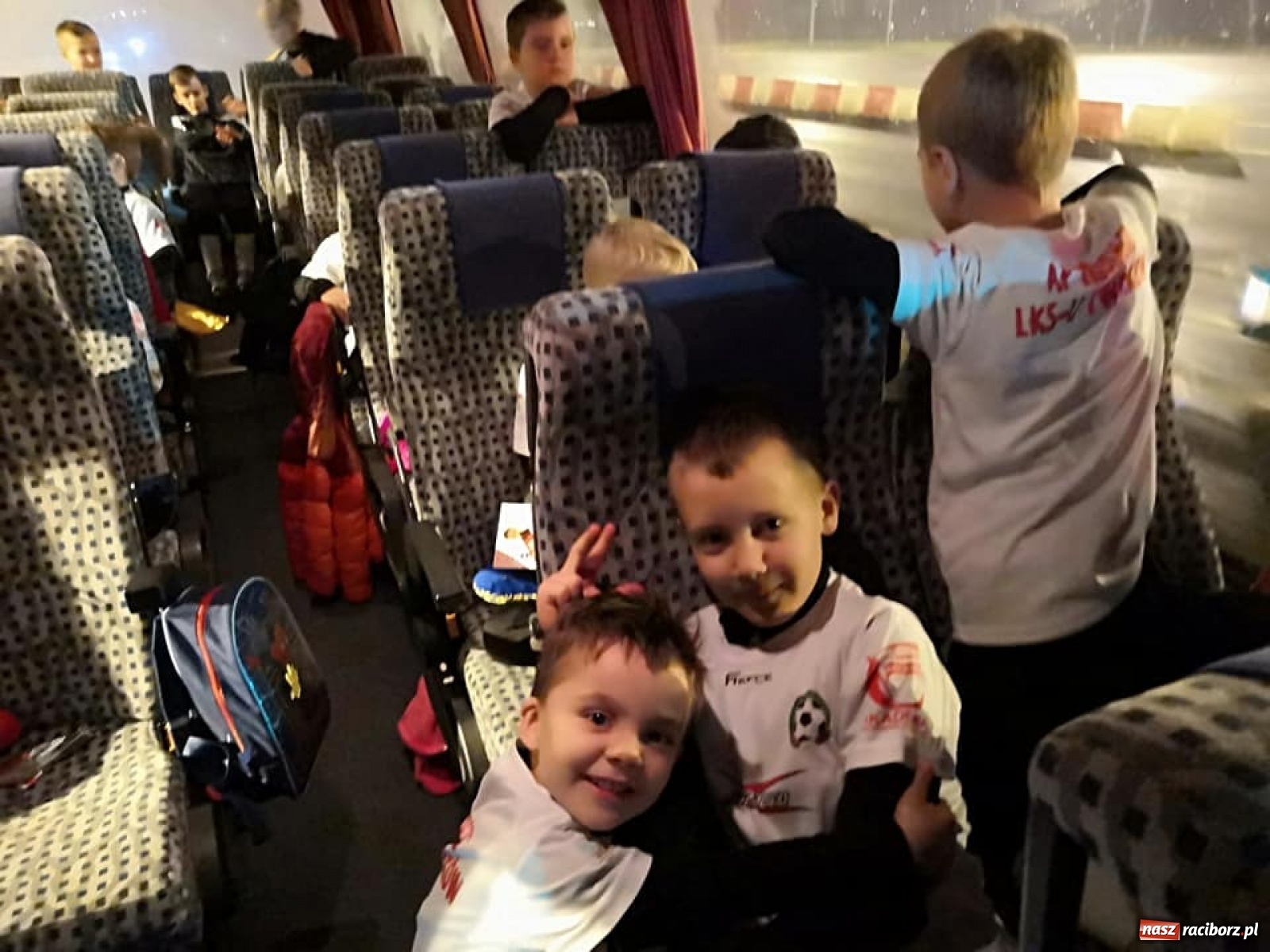 Zdjęcie w galerii na portalu naszraciborz.pl: Młodzi piłkarze LKS Tworków w dziecięcej eskorcie w Krakowie wiadomości z regionu