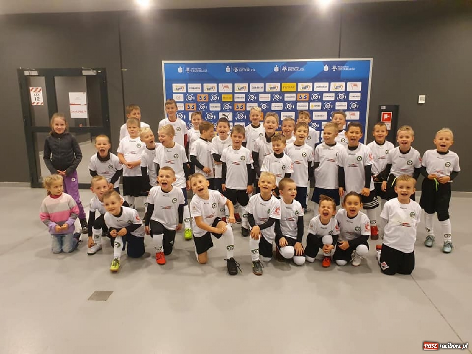 Zdjęcie w galerii na portalu naszraciborz.pl: Młodzi piłkarze LKS Tworków w dziecięcej eskorcie w Krakowie wiadomości z regionu