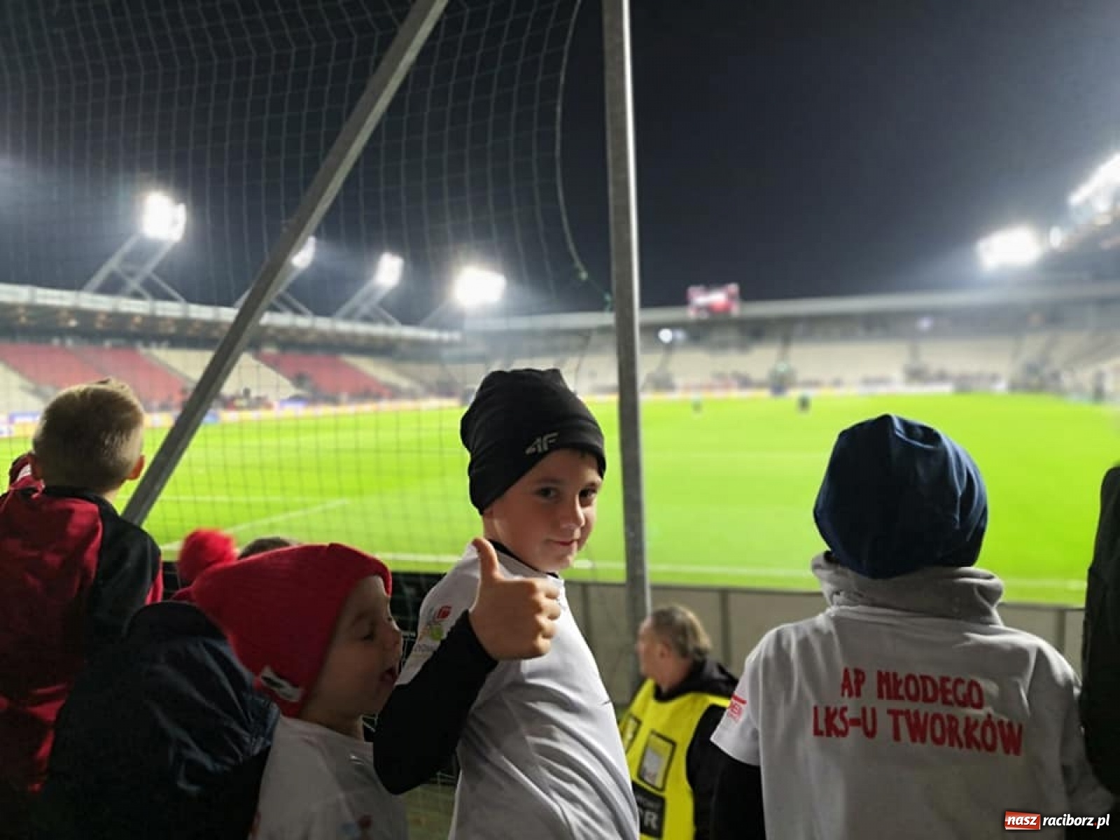 Zdjęcie w galerii na portalu naszraciborz.pl: Młodzi piłkarze LKS Tworków w dziecięcej eskorcie w Krakowie wiadomości z regionu