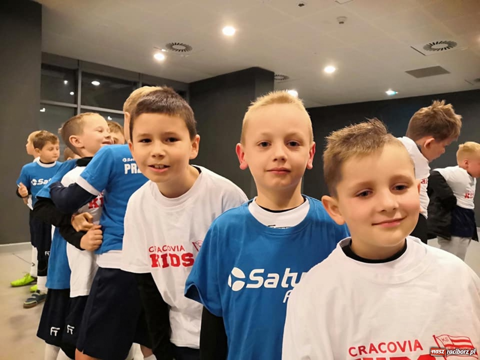 Zdjęcie w galerii na portalu naszraciborz.pl: Młodzi piłkarze LKS Tworków w dziecięcej eskorcie w Krakowie wiadomości z regionu