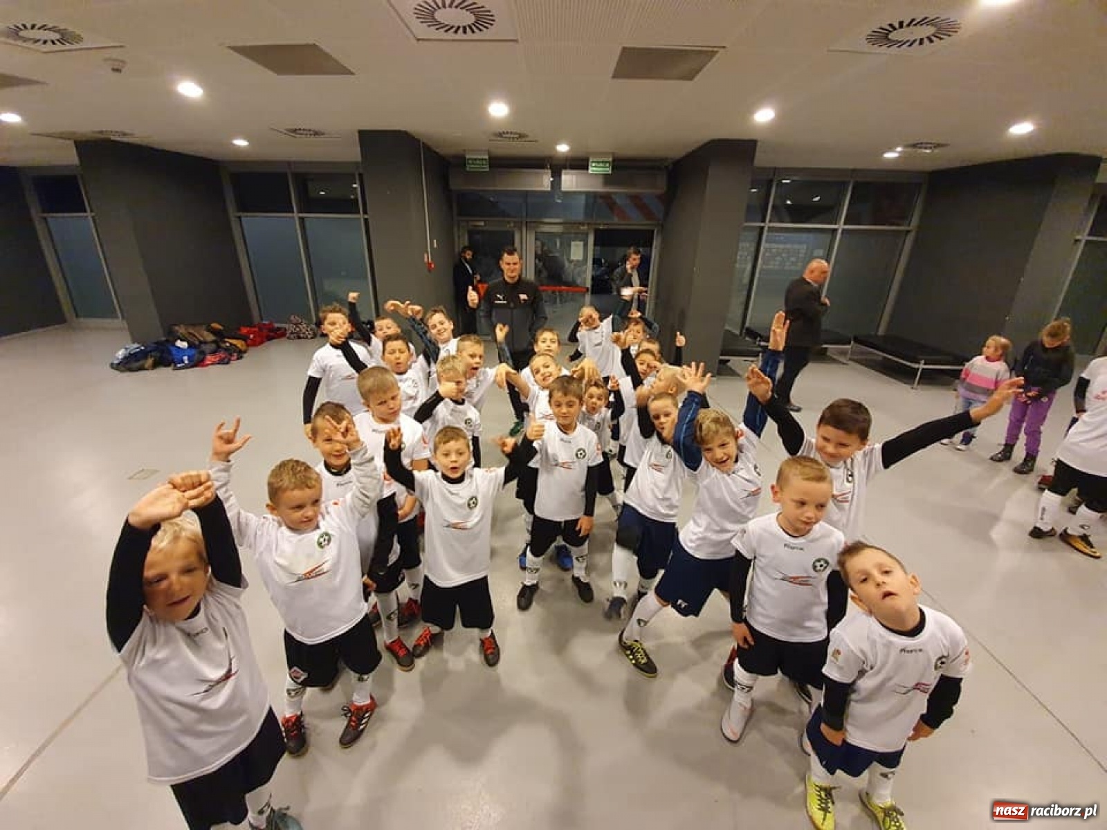 Zdjęcie w galerii na portalu naszraciborz.pl: Młodzi piłkarze LKS Tworków w dziecięcej eskorcie w Krakowie wiadomości z regionu