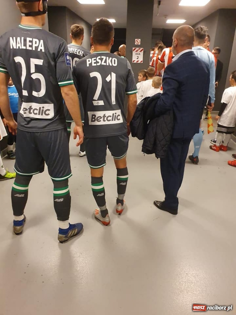 Zdjęcie w galerii na portalu naszraciborz.pl: Młodzi piłkarze LKS Tworków w dziecięcej eskorcie w Krakowie wiadomości z regionu