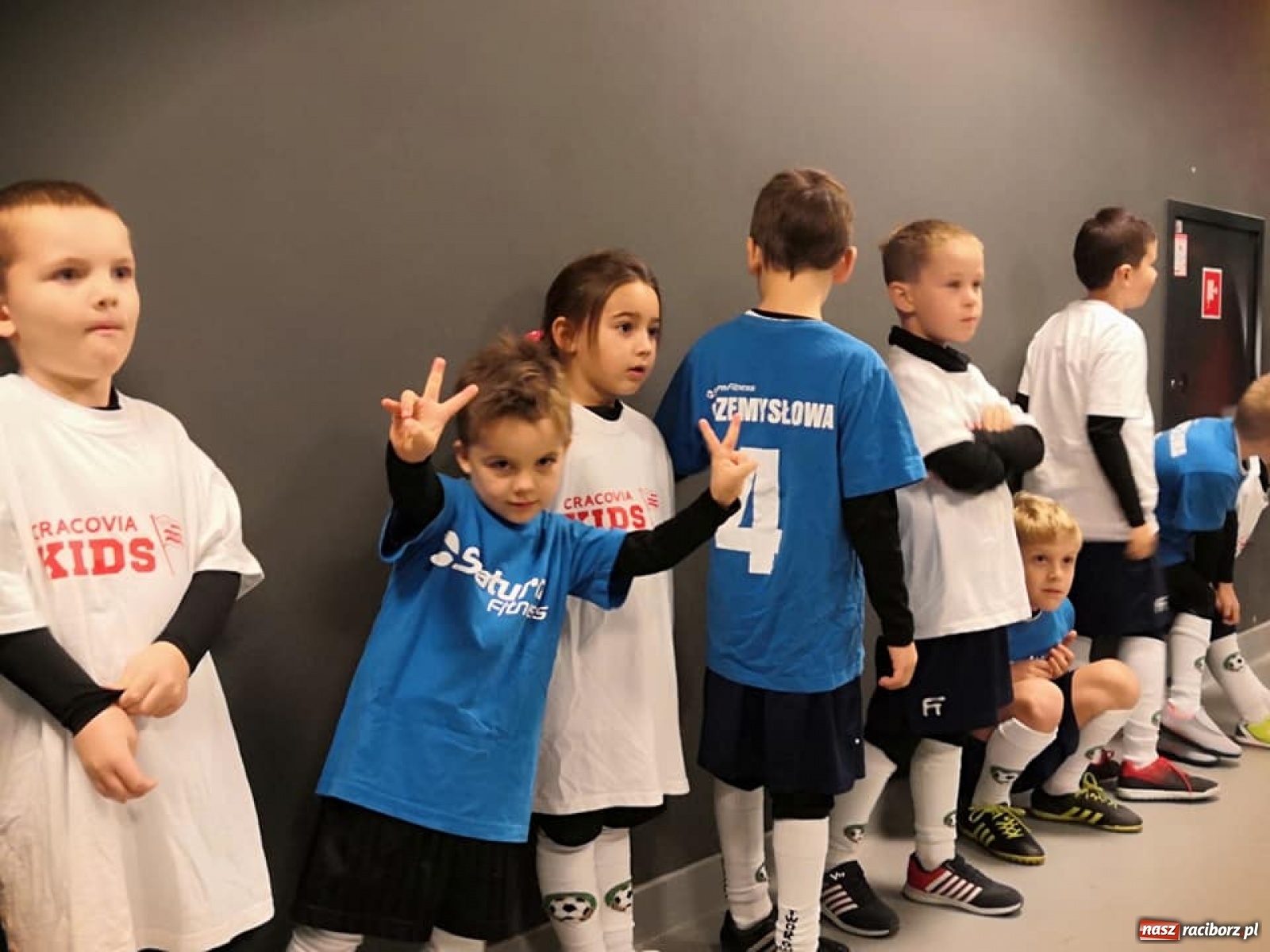 Zdjęcie w galerii na portalu naszraciborz.pl: Młodzi piłkarze LKS Tworków w dziecięcej eskorcie w Krakowie wiadomości z regionu