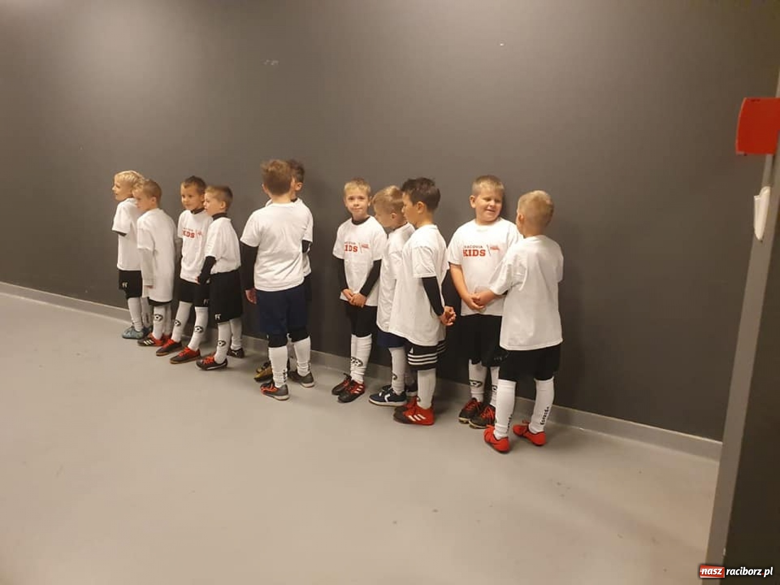 Zdjęcie w galerii na portalu naszraciborz.pl: Młodzi piłkarze LKS Tworków w dziecięcej eskorcie w Krakowie wiadomości z regionu