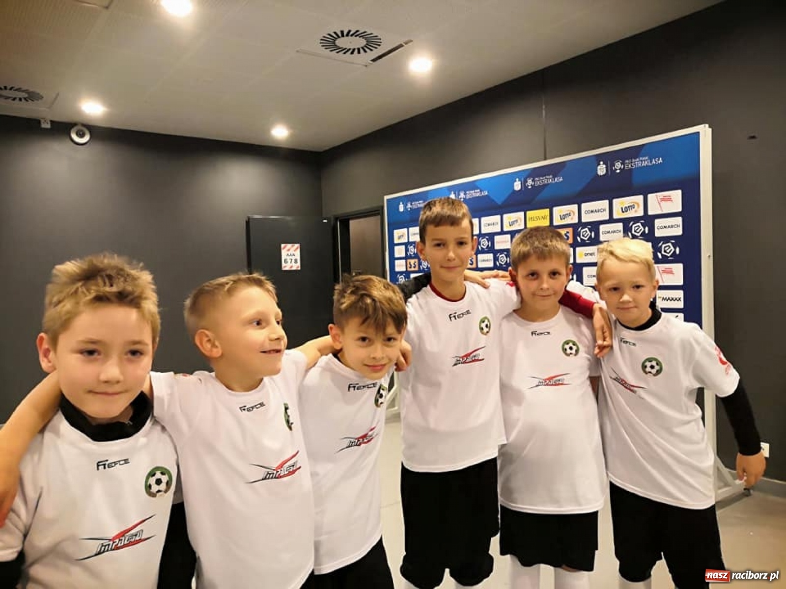 Zdjęcie w galerii na portalu naszraciborz.pl: Młodzi piłkarze LKS Tworków w dziecięcej eskorcie w Krakowie wiadomości z regionu