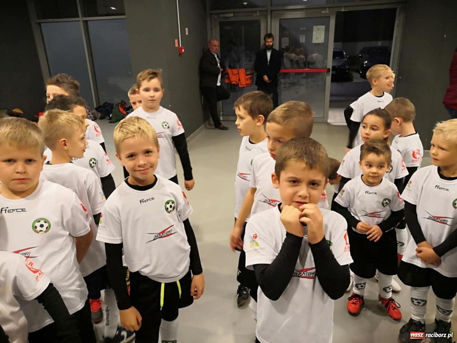 Zdjęcie w galerii na portalu naszraciborz.pl: Młodzi piłkarze LKS Tworków w dziecięcej eskorcie w Krakowie wiadomości z regionu