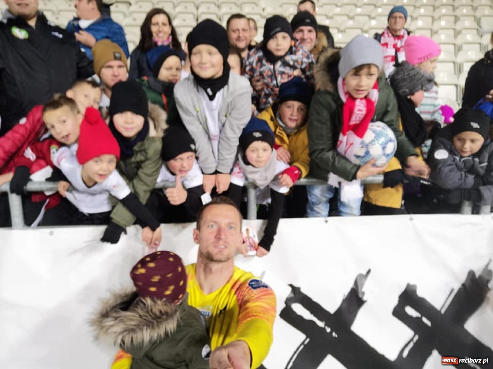 Zdjęcie w galerii na portalu naszraciborz.pl: Młodzi piłkarze LKS Tworków w dziecięcej eskorcie w Krakowie wiadomości z regionu