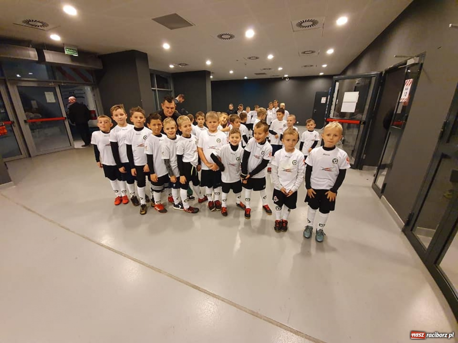 Zdjęcie w galerii na portalu naszraciborz.pl: Młodzi piłkarze LKS Tworków w dziecięcej eskorcie w Krakowie wiadomości z regionu