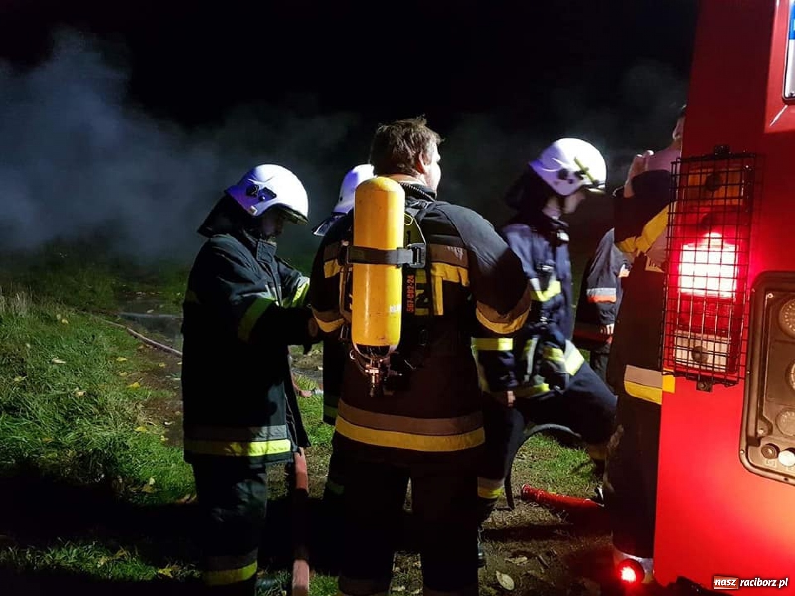 Zdjęcie w galerii na portalu naszraciborz.pl: Nocny wypadek. Ćwiczenia strażaków z Krowiarek  wiadomości z regionu