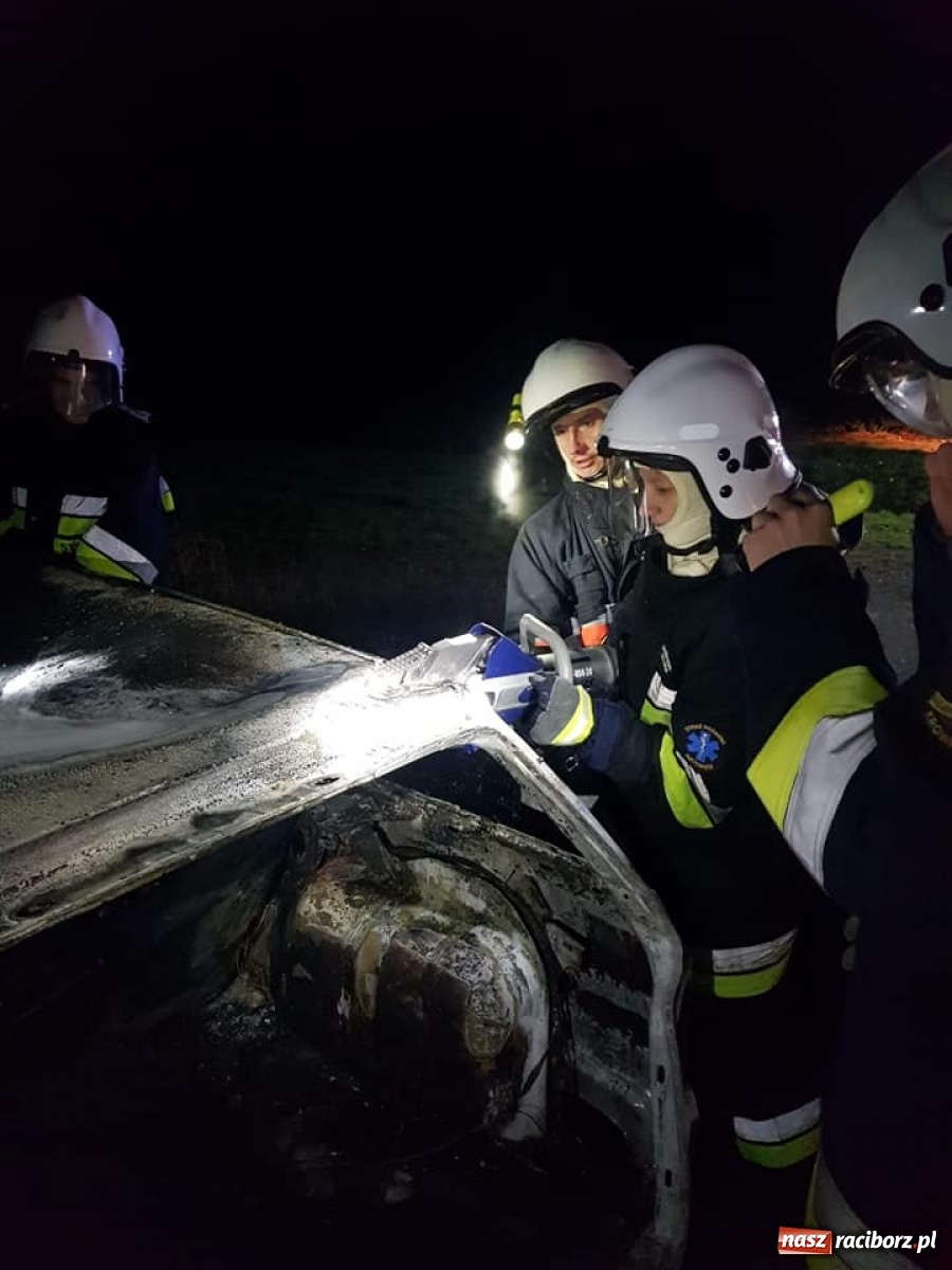 Zdjęcie w galerii na portalu naszraciborz.pl: Nocny wypadek. Ćwiczenia strażaków z Krowiarek  wiadomości z regionu