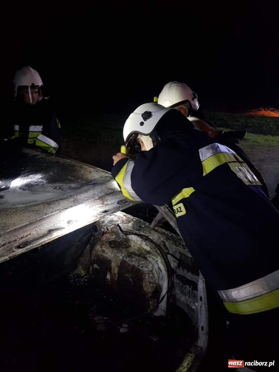 Zdjęcie w galerii na portalu naszraciborz.pl: Nocny wypadek. Ćwiczenia strażaków z Krowiarek  wiadomości z regionu