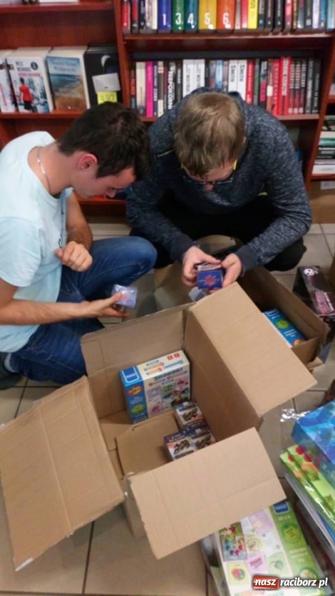 Zdjęcie w galerii na portalu naszraciborz.pl: Uczniowie szkoły specjalnej na praktykach wspomaganych wiadomości z regionu