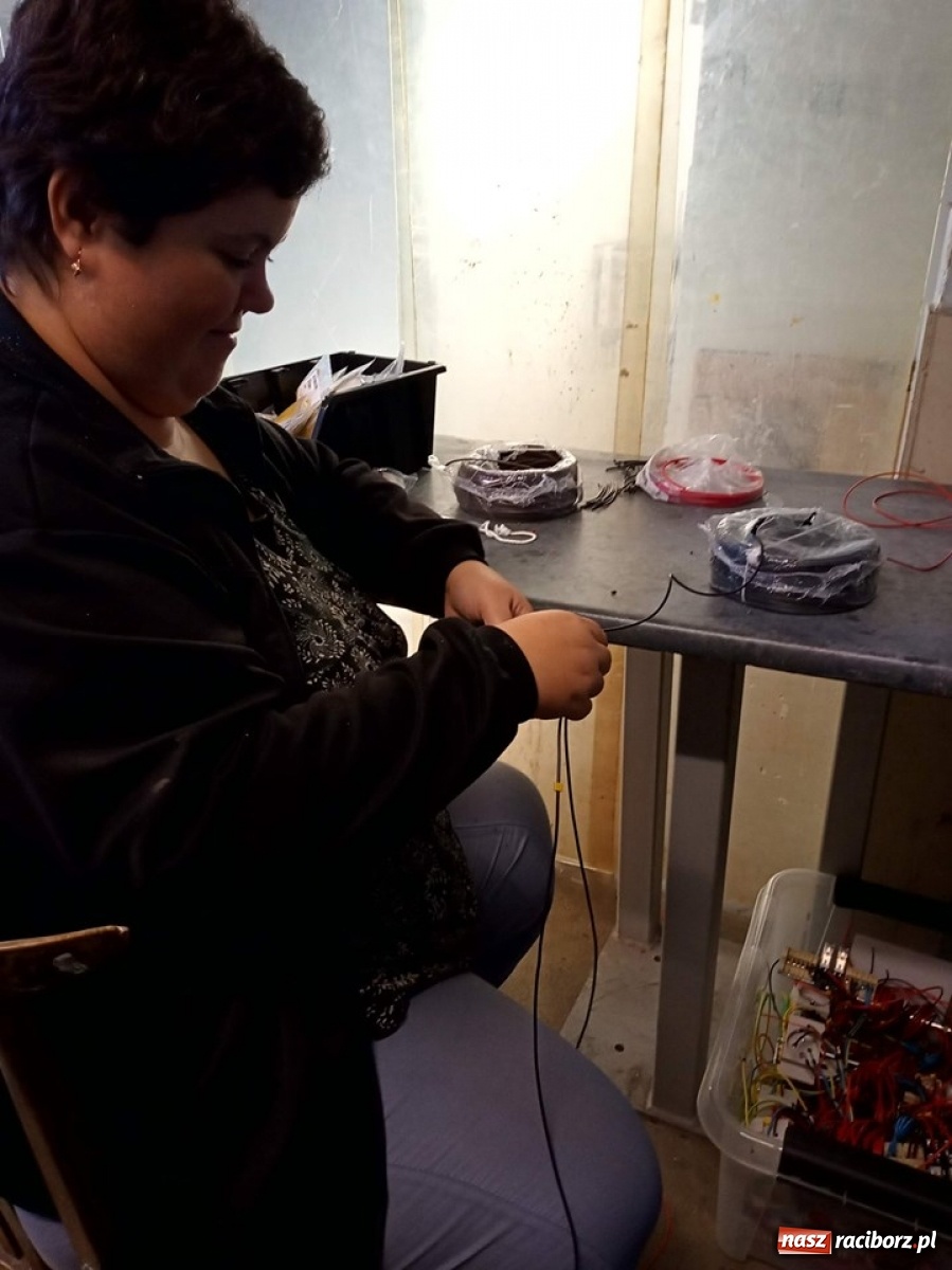 Zdjęcie w galerii na portalu naszraciborz.pl: Uczniowie szkoły specjalnej na praktykach wspomaganych wiadomości z regionu