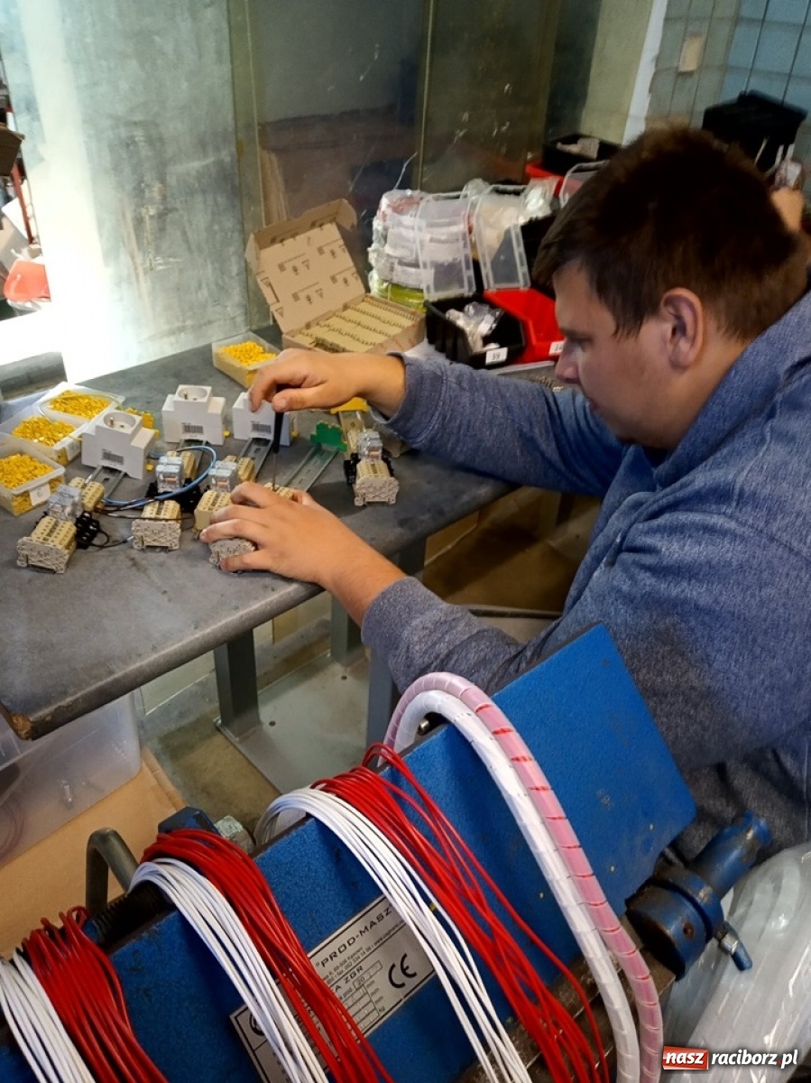 Zdjęcie w galerii na portalu naszraciborz.pl: Uczniowie szkoły specjalnej na praktykach wspomaganych wiadomości z regionu