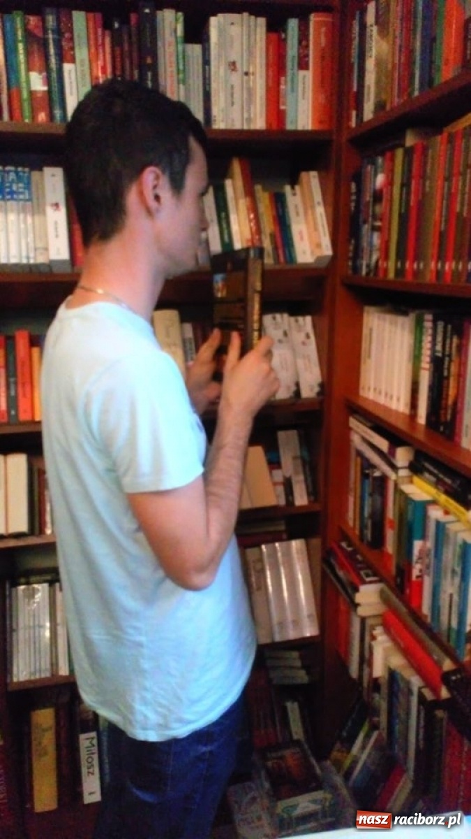 Zdjęcie w galerii na portalu naszraciborz.pl: Uczniowie szkoły specjalnej na praktykach wspomaganych wiadomości z regionu