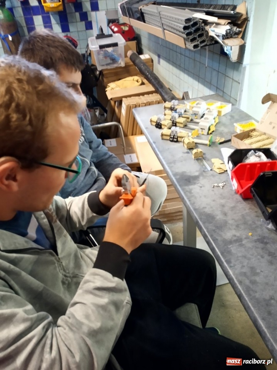 Zdjęcie w galerii na portalu naszraciborz.pl: Uczniowie szkoły specjalnej na praktykach wspomaganych wiadomości z regionu