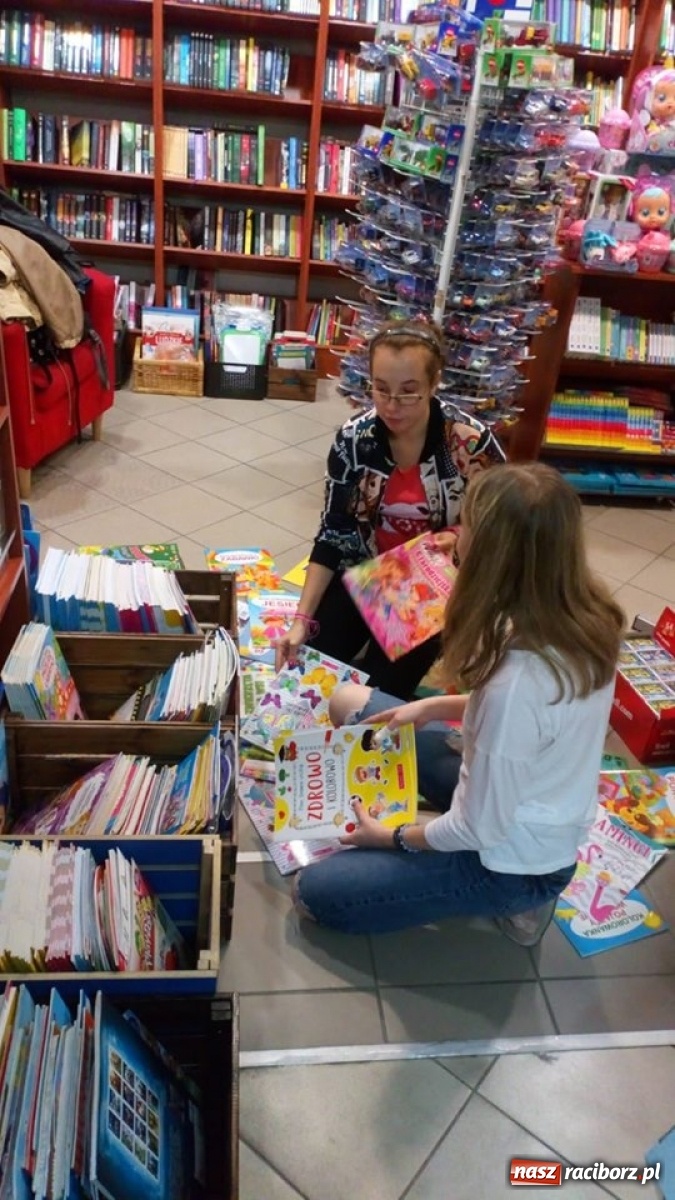 Zdjęcie w galerii na portalu naszraciborz.pl: Uczniowie szkoły specjalnej na praktykach wspomaganych wiadomości z regionu