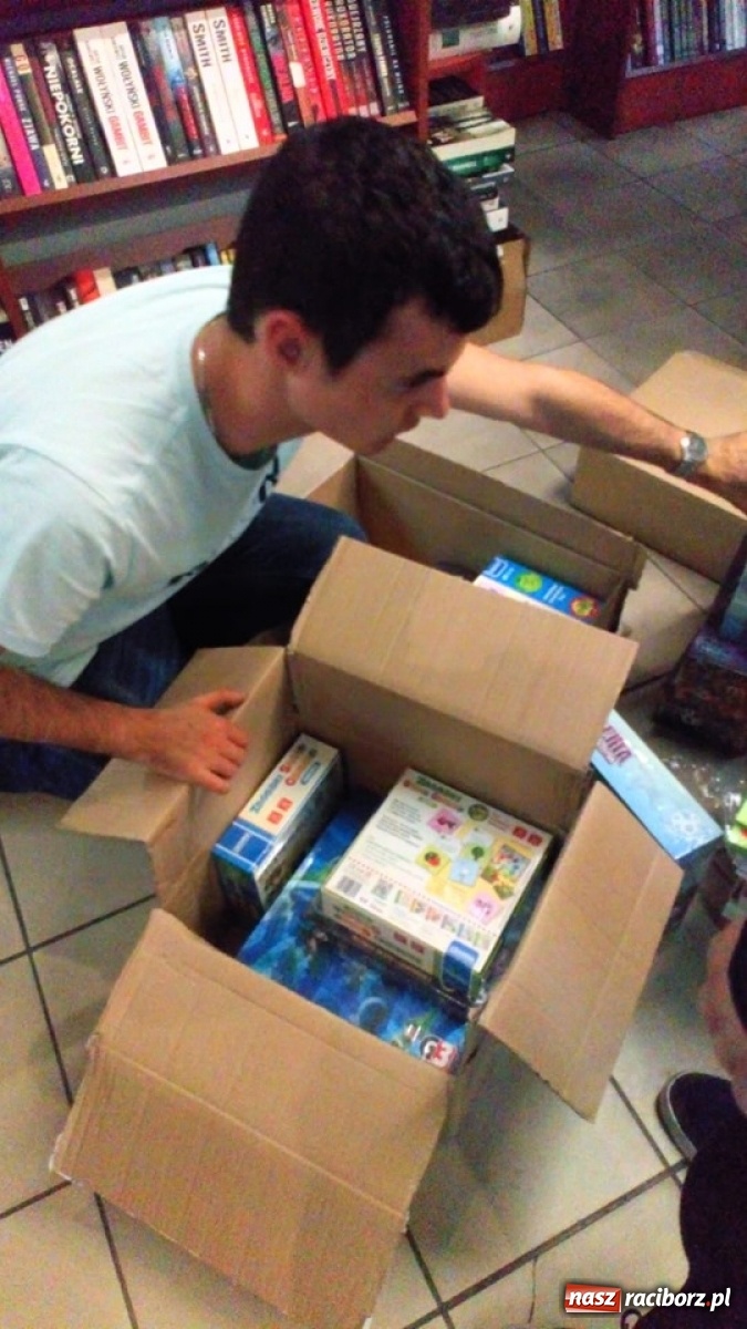 Zdjęcie w galerii na portalu naszraciborz.pl: Uczniowie szkoły specjalnej na praktykach wspomaganych wiadomości z regionu