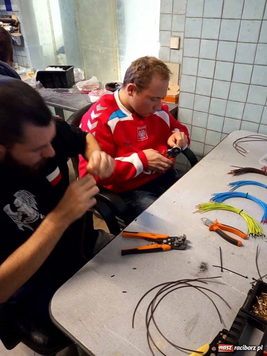 Zdjęcie w galerii na portalu naszraciborz.pl: Uczniowie szkoły specjalnej na praktykach wspomaganych wiadomości z regionu