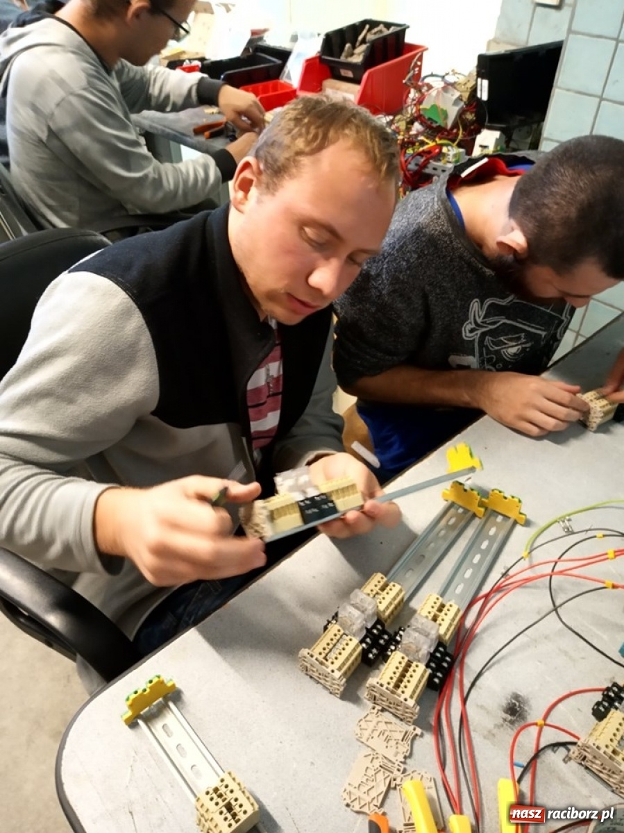 Zdjęcie w galerii na portalu naszraciborz.pl: Uczniowie szkoły specjalnej na praktykach wspomaganych wiadomości z regionu