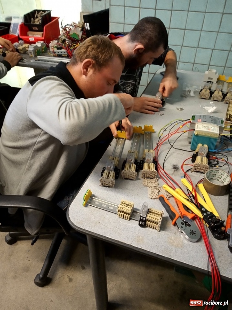 Zdjęcie w galerii na portalu naszraciborz.pl: Uczniowie szkoły specjalnej na praktykach wspomaganych wiadomości z regionu