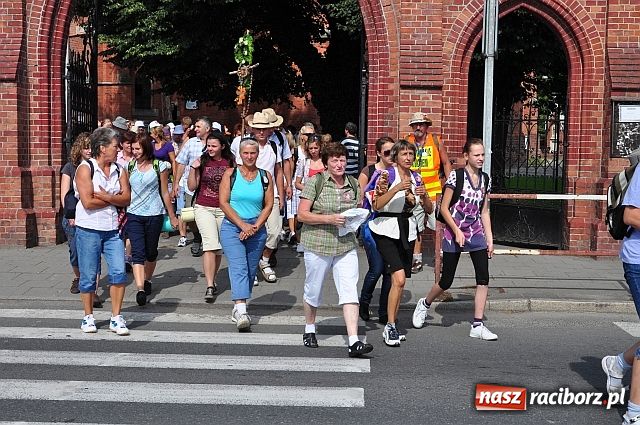 Zdjęcie w galerii na portalu naszraciborz.pl: Raciborska pielgrzymka wyruszyła wiadomości z regionu