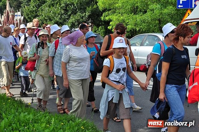 Zdjęcie w galerii na portalu naszraciborz.pl: Raciborska pielgrzymka wyruszyła wiadomości z regionu