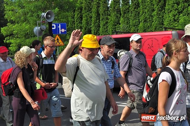Zdjęcie w galerii na portalu naszraciborz.pl: Raciborska pielgrzymka wyruszyła wiadomości z regionu