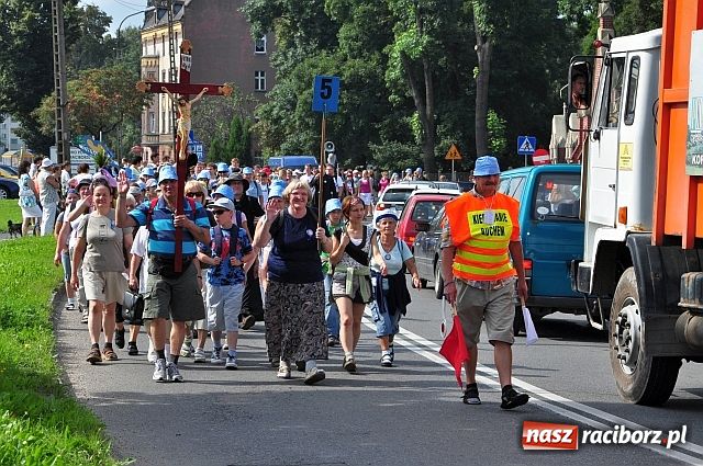 Zdjęcie w galerii na portalu naszraciborz.pl: Raciborska pielgrzymka wyruszyła wiadomości z regionu