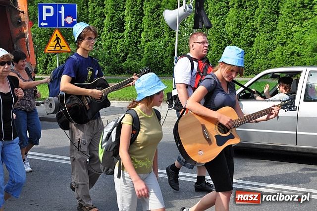 Zdjęcie w galerii na portalu naszraciborz.pl: Raciborska pielgrzymka wyruszyła wiadomości z regionu